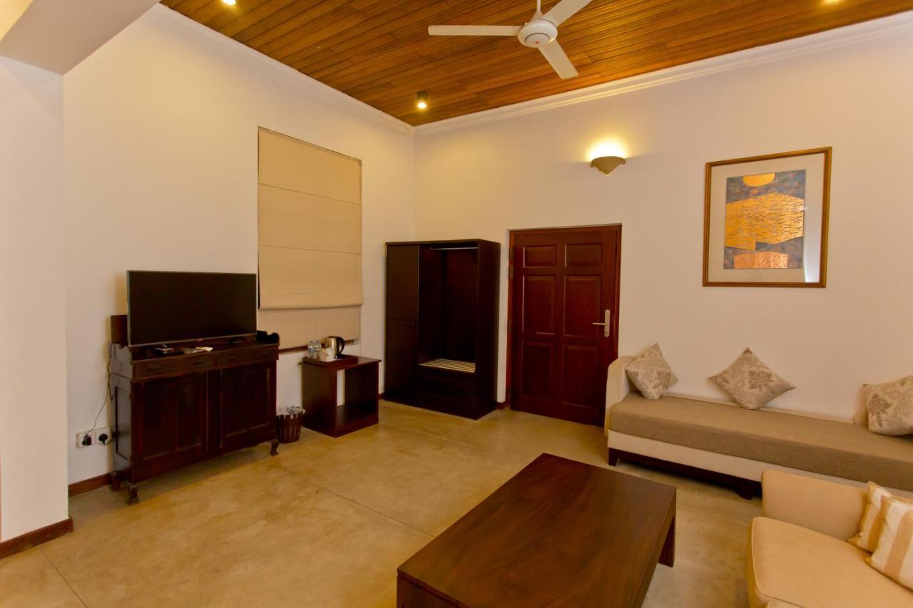 Swanee Grand Hotel Negombo Exterior foto