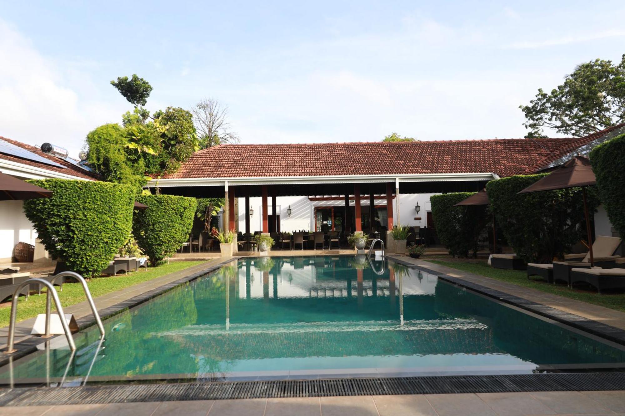 Swanee Grand Hotel Negombo Exterior foto