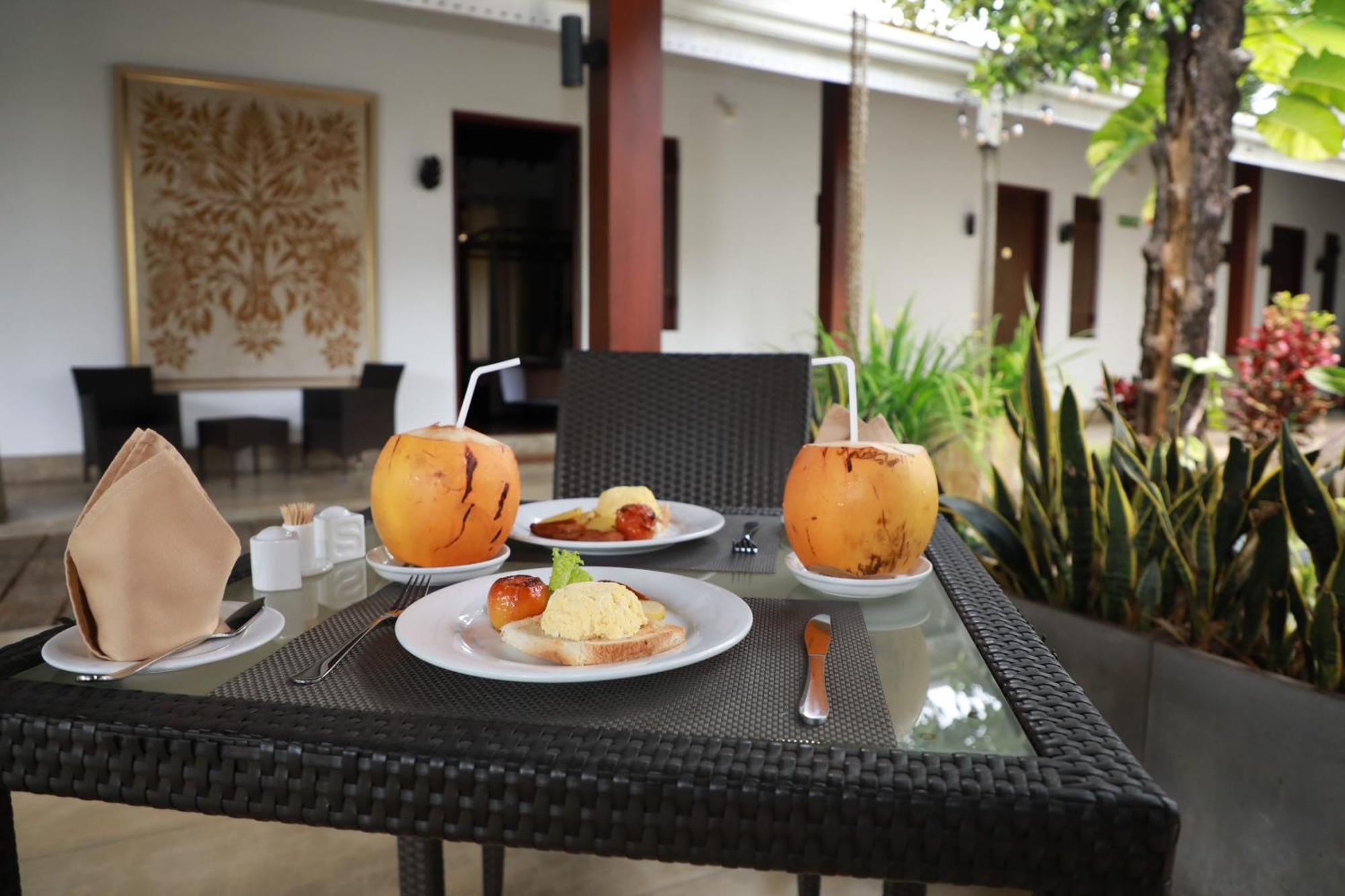 Swanee Grand Hotel Negombo Exterior foto